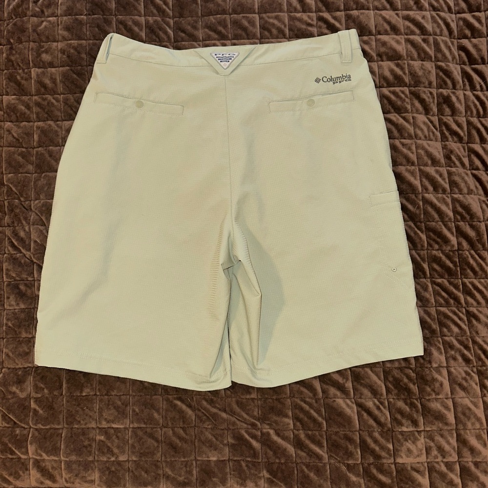 Columbia Men's Light green fishing shorts